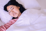 歯ぎしりをする女性