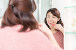 A woman brushing her teeth_134409759