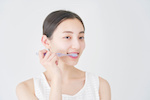 A woman brushing her teeth_528476730