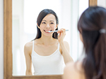優しくブラッシングする女性