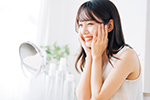 セラミック治療が上手くいって喜んでいる女性